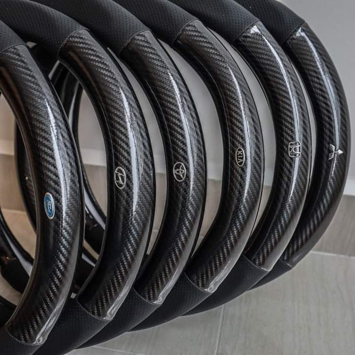 Bọc vô lăng ô tô Da vân Carbon kiểu dáng thể thao logo hãng xe,không gây mùi, chống trơn trượt