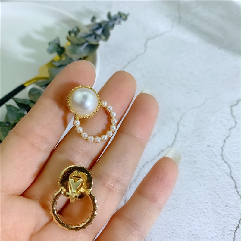 Khuyên tai kẹp không bấm lỗ chốt cố định K044 bằng hợp kim mạ vàng hình tròn đính hạt trai bigsize dáng midi Leous