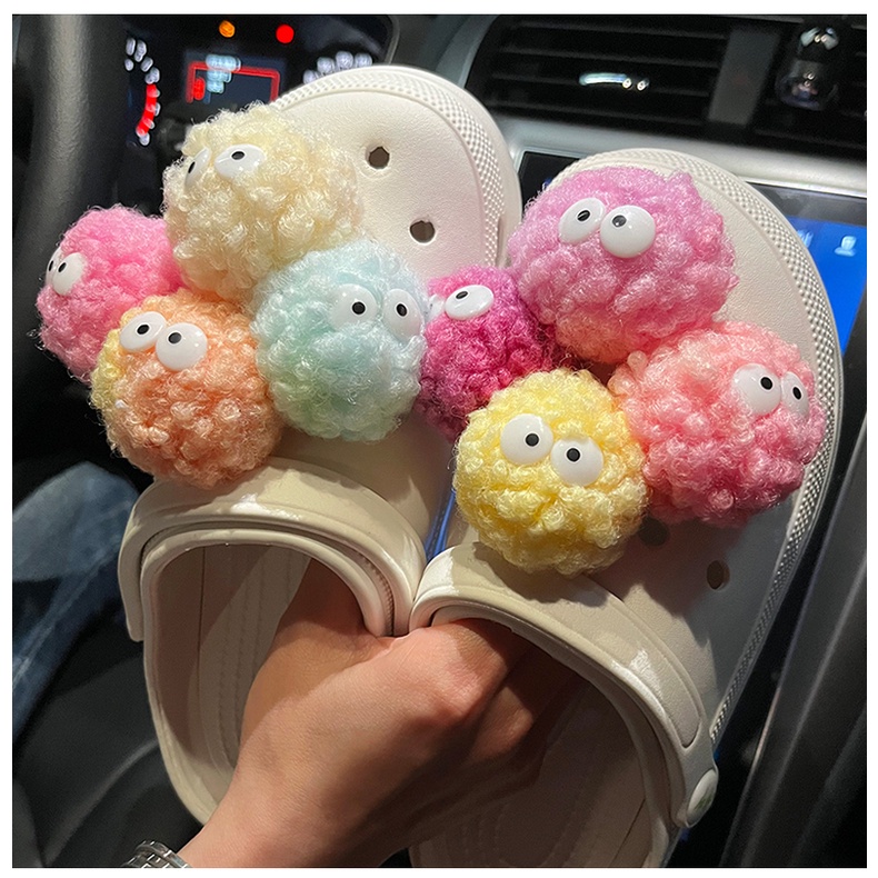 Đồ Trang Trí Giày crocs Đính Quả Cầu Lông Xù Đáng Yêu Dành Cho Nữ DIY
