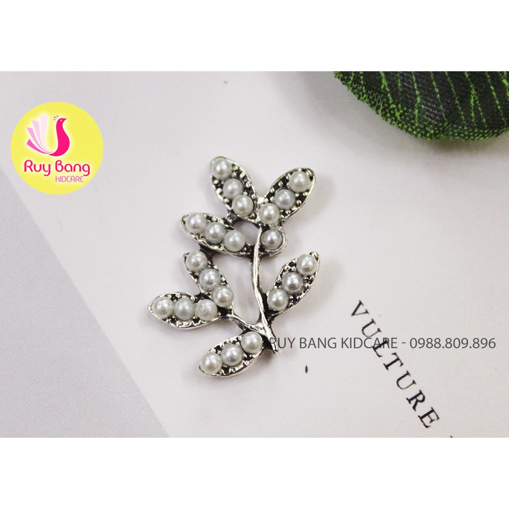 Cành lá kim loại, center đá đính hoa vải handmade