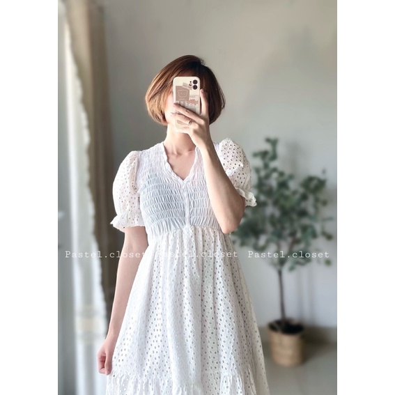 Đầm maxi trắng chất xô đục lỗ có lớp lót