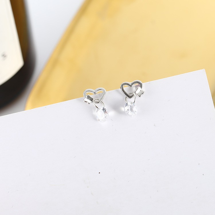 Khuyên tai tim đá