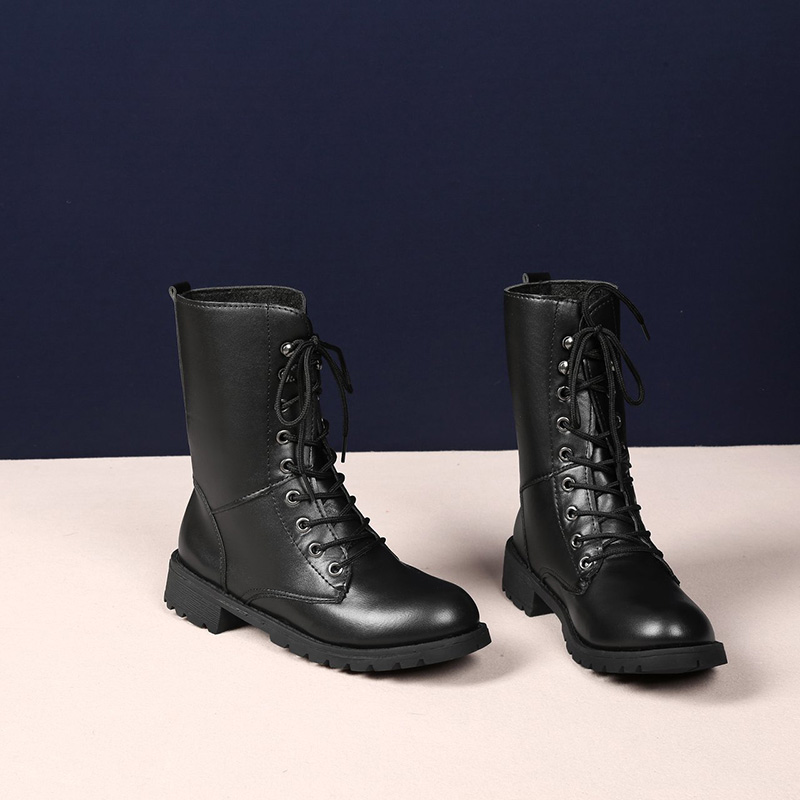 Bốt cổ cao dài đến giữa bắp chân bằng da màu đen kiểu cột dây