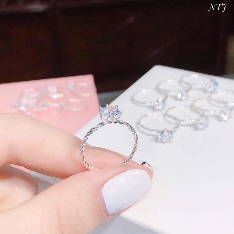 Nhẫn xoắn Bạc đính đá cao cho nữ, Đá chủ lấp lánh tựa kim cương thiết kế sang trọng Quý Phái Mainomi Shop Bạc Xinh