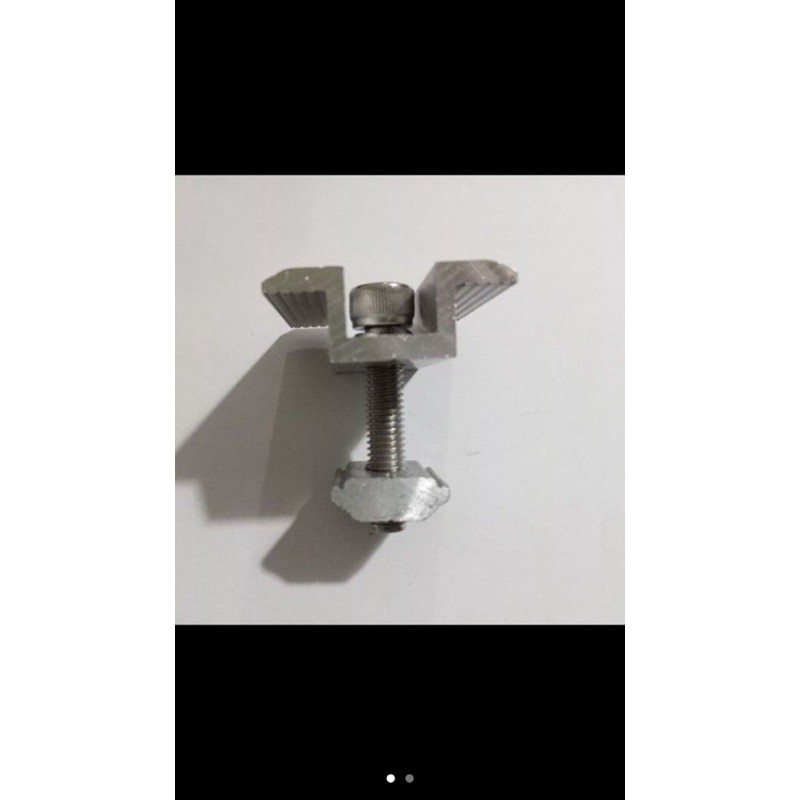 kẹp giữa tấm pin