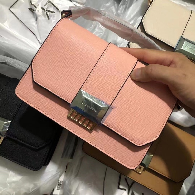 𝐓𝐮́𝐢 𝐋𝐘𝐍 𝐤𝐡𝐨𝐚́ 𝐯𝐮𝐨̂𝐧𝐠 đ𝐞𝐨 𝐜𝐡𝐞́𝐨