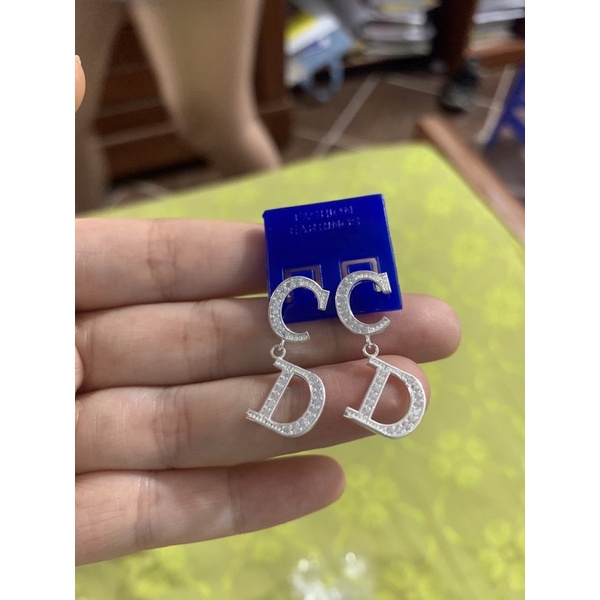 Khuyên tai chữ CD bạc ta chuẩn