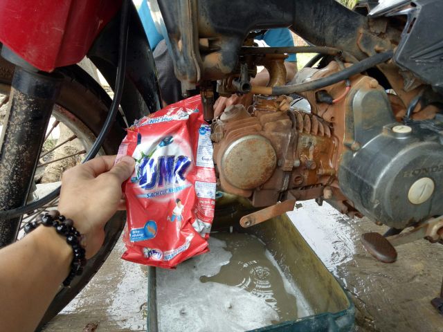 TẨY TRẮNG ĐẦU BÒ LỐC MÁY XE