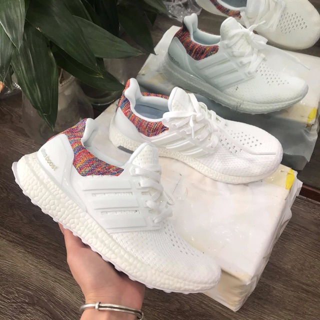 Giày thể thao ultraboost màu trắng gót thổ cẩm
