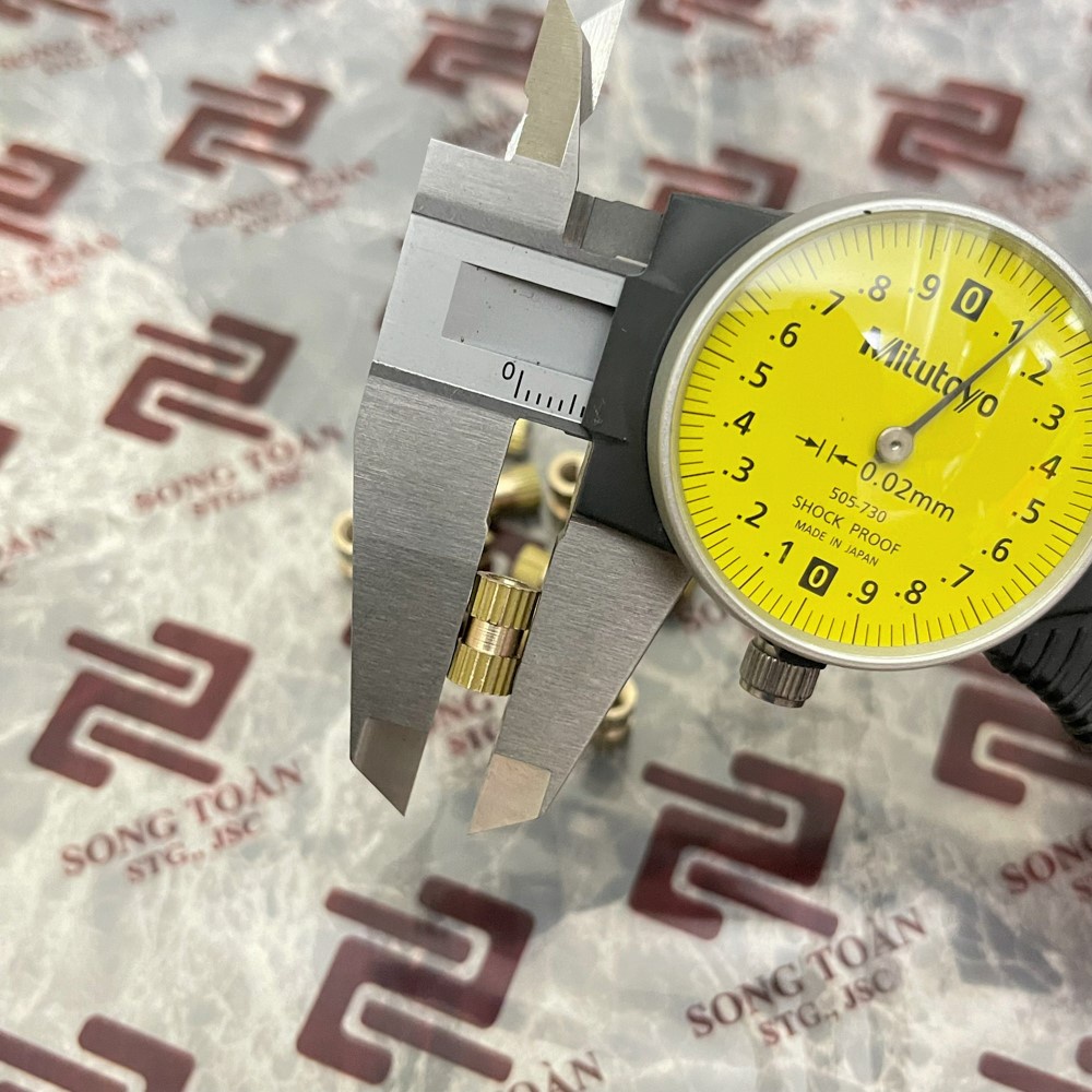 [BỊCH 10 CÁI] Ốc cấy M4 x 10mm x 6mm ren trong bằng đồng rãnh chèn nhựa hoặc gỗ bằng đồng Knurl insert nut Brass