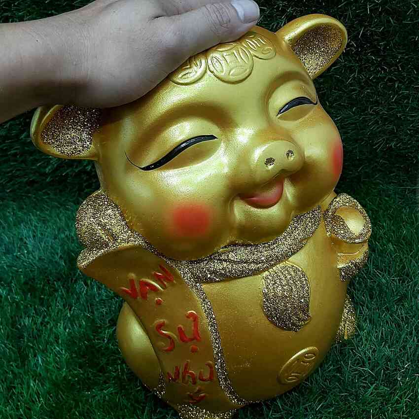Heo Đất Tiết Kiệm THẦN TÀI Phong Thủy cỡ lớn – Lợn đất cầm liễn VẠN SỰ NHƯ Ý Nhũ Vàng kim tuyến Sống Động