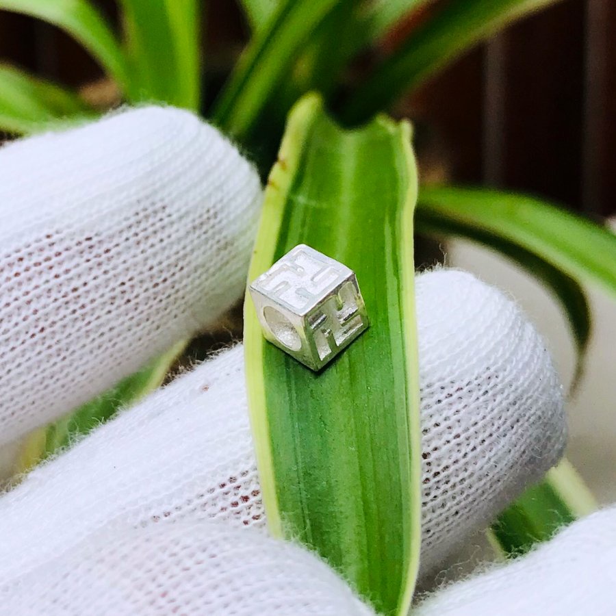 Charm bạc vuông in chữ vạn