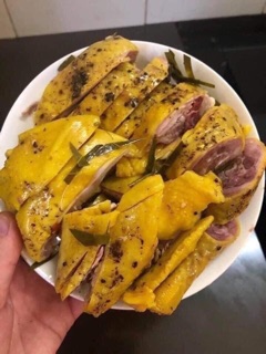 Gà ủ muối hoa tiêu 1 khay nửa con