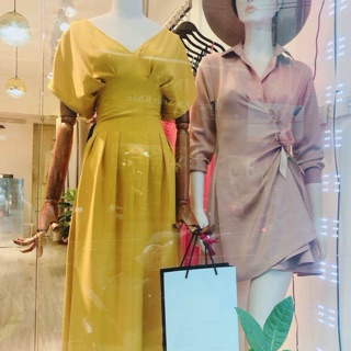 Đầm maxi vàng xếp ly eo