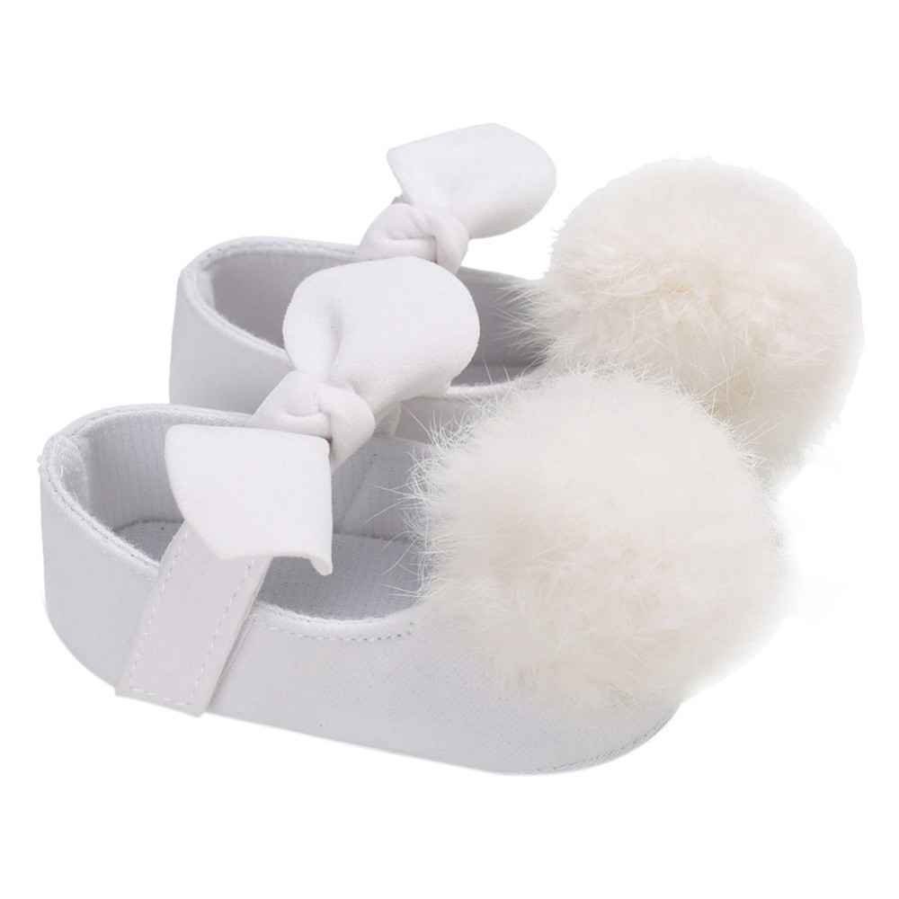 Giày da PU chống trượt đính quả bóng lông cho bé gái