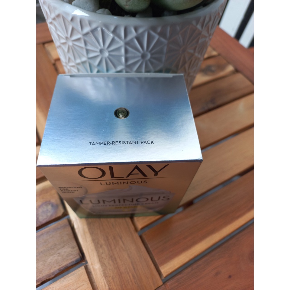 Kem Dưỡng Trắng Da Ban Ngày Olay White Radiance Light Perfecting Day Cream SPF15 50g