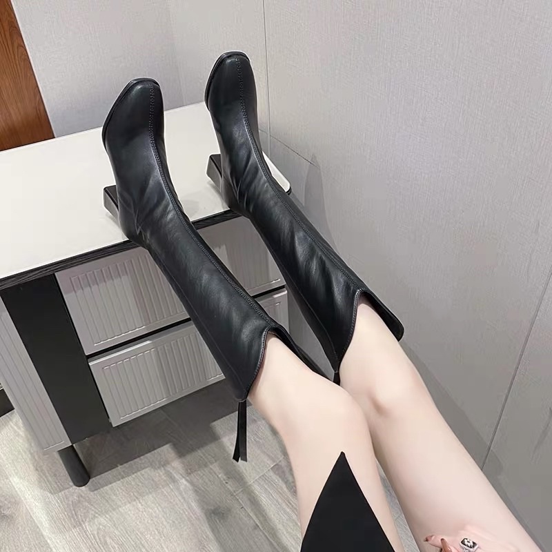 Sẵn Boots cổ V cao nâng gót  dành cho các bạn gái vào năm 2022 này