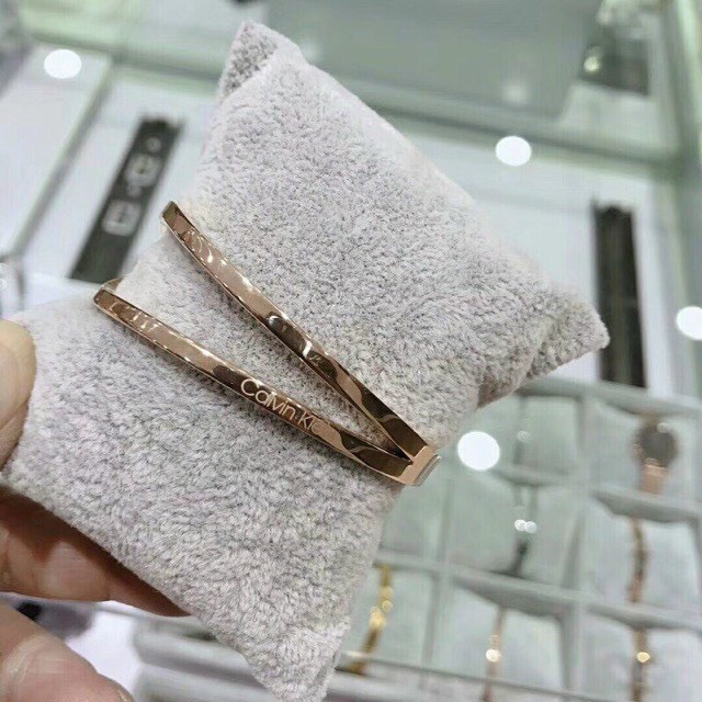 Vòng tay cuff titan nữ CK không gỉ không bay màu - Vòng tay khắc hoạc tiết CK