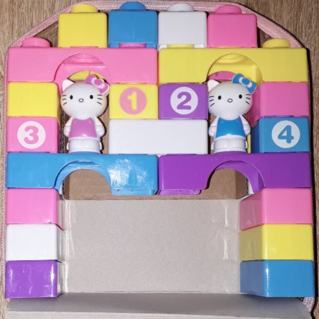 Một bộ giỏ ráp hình đa năng bằng nhựa kèm 2 chú mèo Kitty