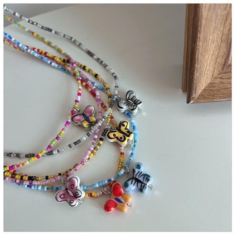 Vòng cổ hạt cườm charm bươm bướm
