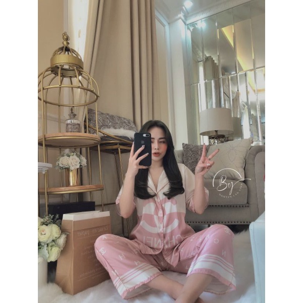 Bộ pijama họa tiết Chanel hàng thiết kế vải lụa Xước cao cấp.Ảnh shop chụp thật ở cuối trang nha