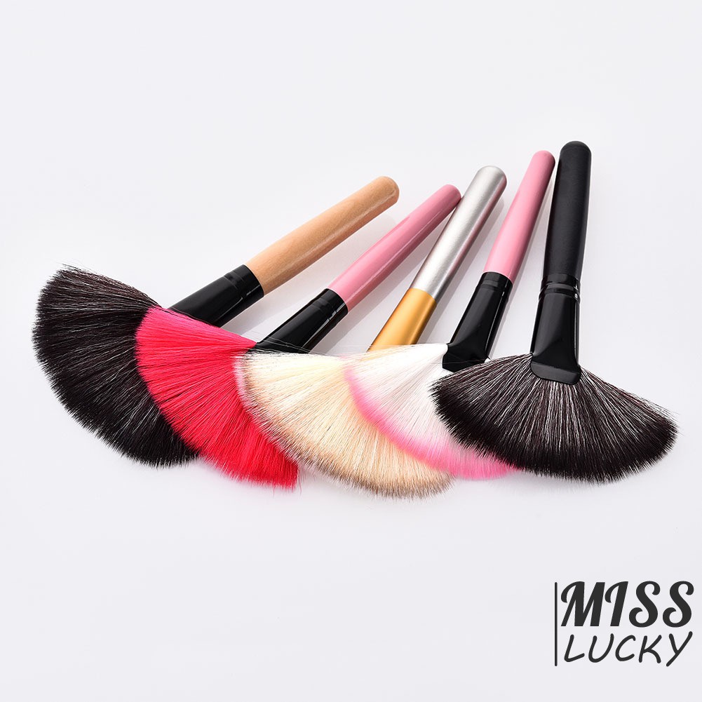 Cây cọ trang điểm phấn nền hình cây quạt độc đáo