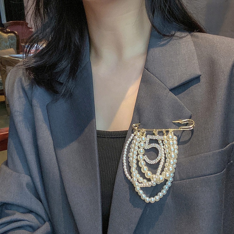 Trâm cài áo hình hoa trà phối tua rua 5 đính ngọc trai sang trọng