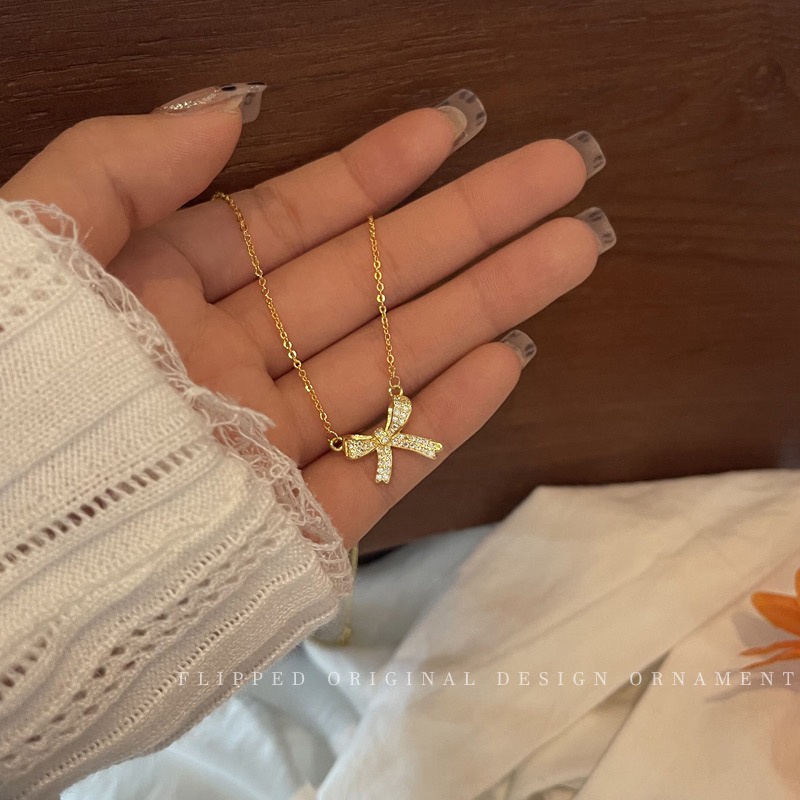 Vòng cổ dây xích gắn nơ vàng dính đá zircon sang trọng