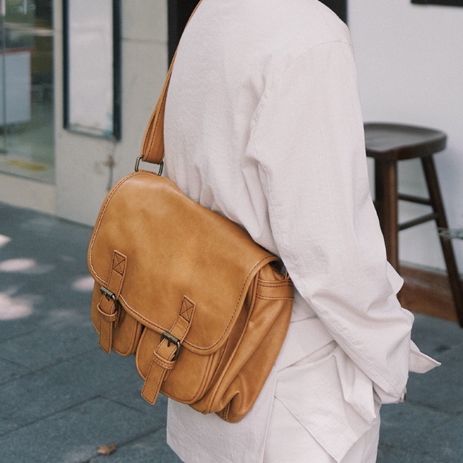 Túi đeo chéo da bóng khóa kiểu dáng basic gài đa năng dễ sử dụng