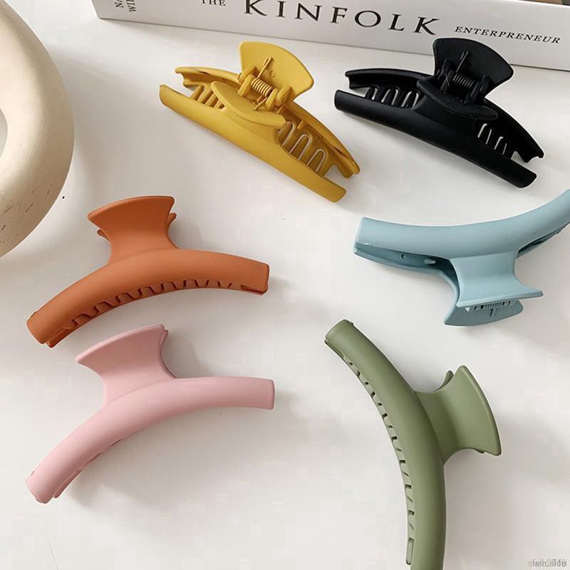 Kẹp tóc sau đầu phong cách trẻ trung dành cho nữ