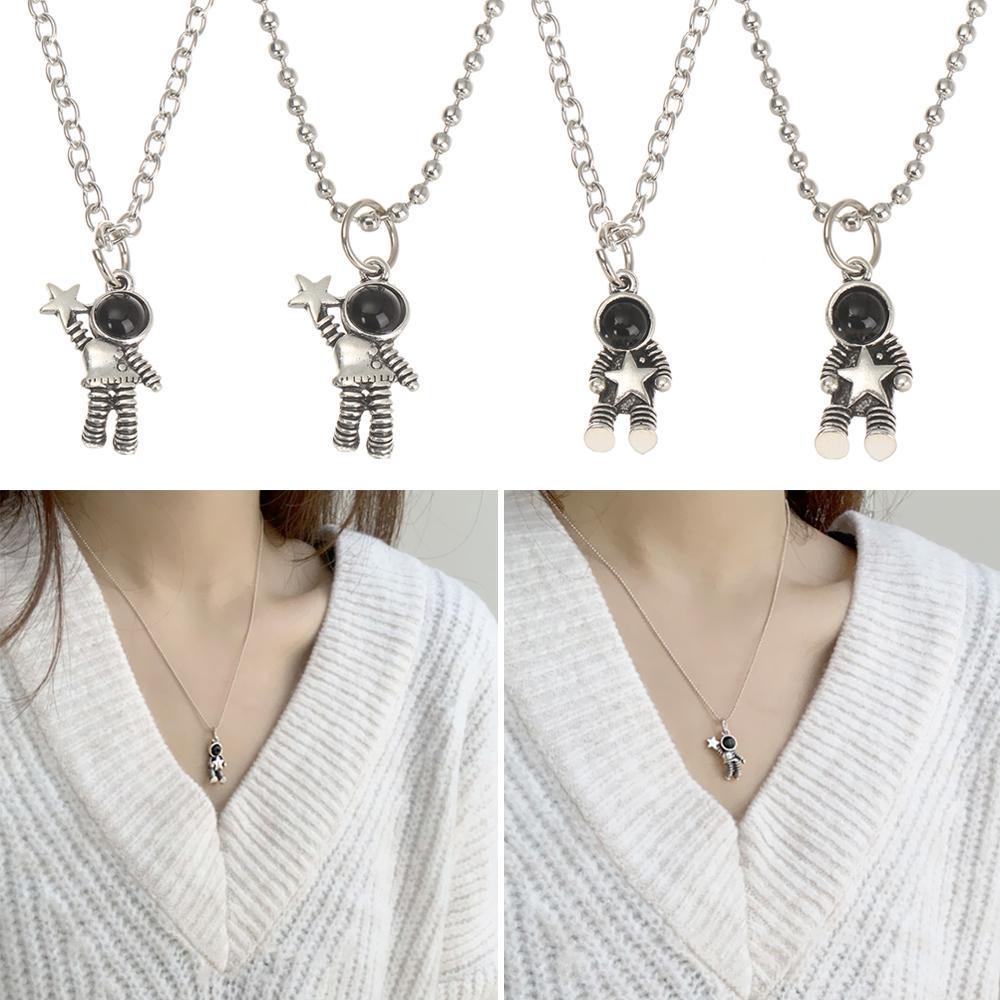 Set 1/2 Vòng cổ Mặt Nam Châm Hình Phi Hành Gia Cho Cặp Đôi