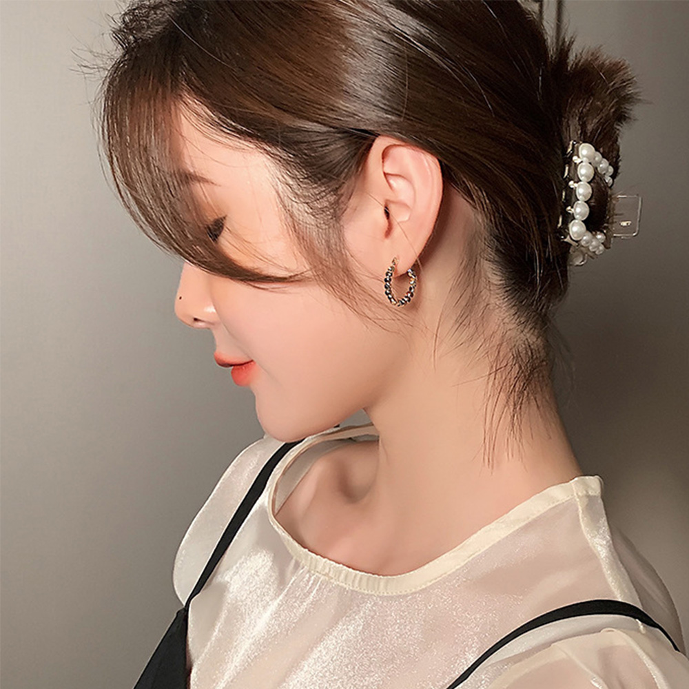 Khuyên tai dáng vòng độc đáo thời trang phong cách Hàn Quốc