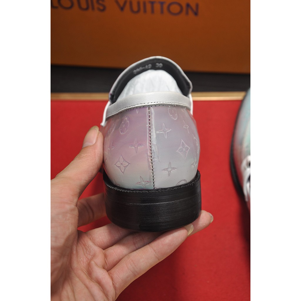 Giày lười nam da thật Louis Vuitton LV với phần da đa sắc nổi bật và ấn tượng mang đến phong cách thời trang khác biệt