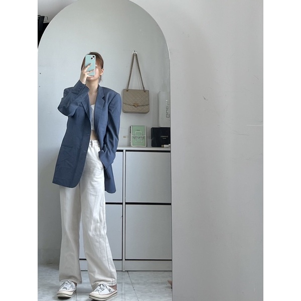 Blazer xanh có đệm vai đứng form thời trang sang trọng và lịch lãm.