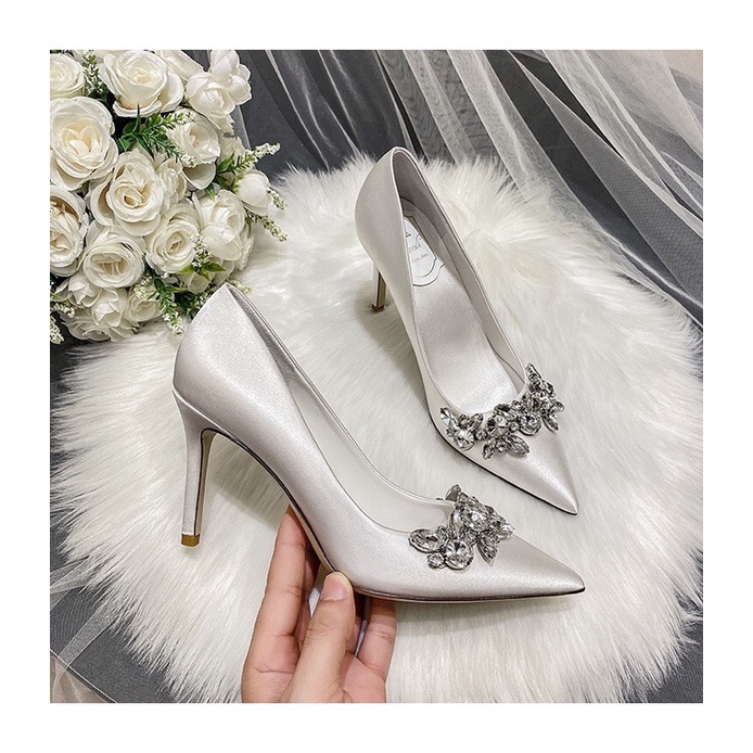 Giày cao gót vương miệng đá