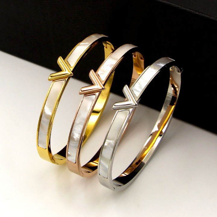 Vòng Tay Chữ V Xà Cừ Titan Ko Đen TT 1819