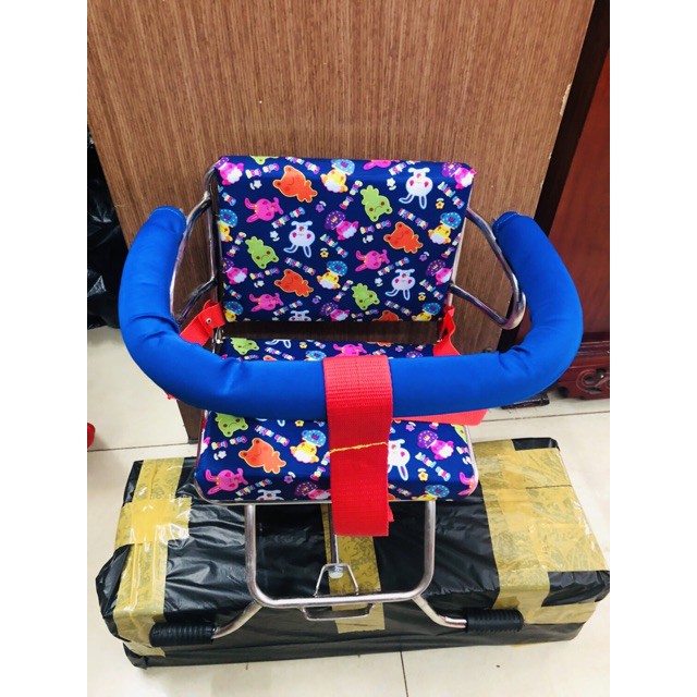 Ghế ngồi xe máy cho bé xe Air Blade có vòng bảo vệ chân ngắn