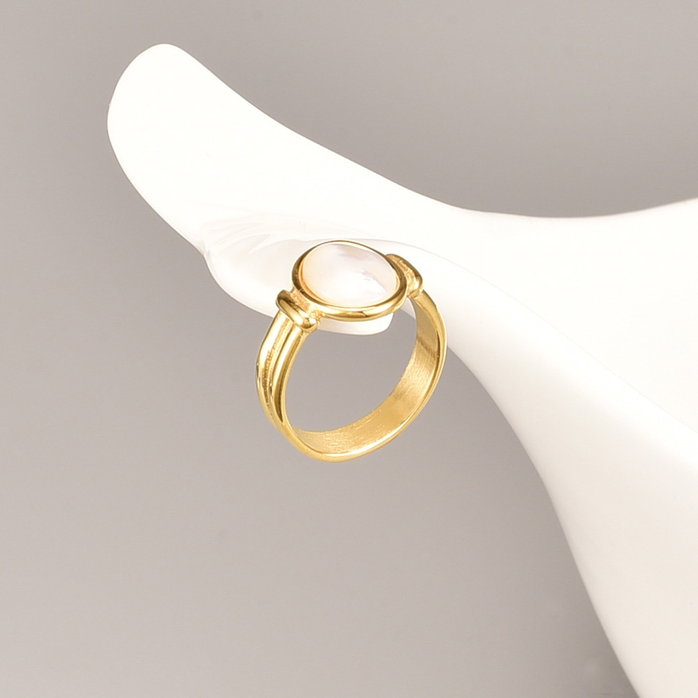 Nhẫn Thép Titan Mạ Vàng 18K Đính Ngọc Trai Sang Trọng Cho Nữ