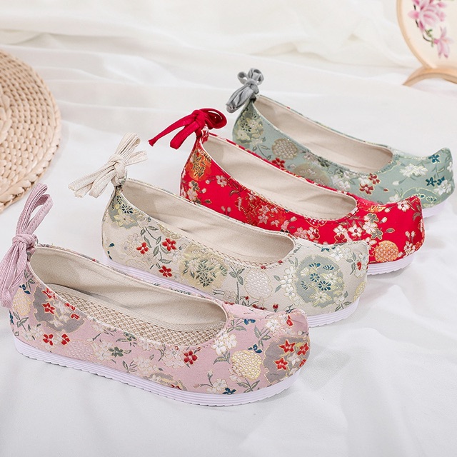 - Giày Thêu Cổ Trang Mũi Hếch Đế Bằng Size 35 đến 39