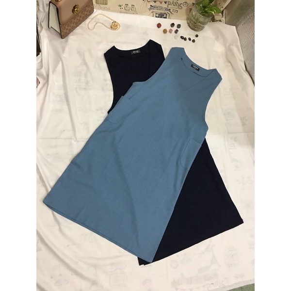 Đầm midi yếm sát nách trơn màu xanh và màu đen | BigBuy360 - bigbuy360.vn