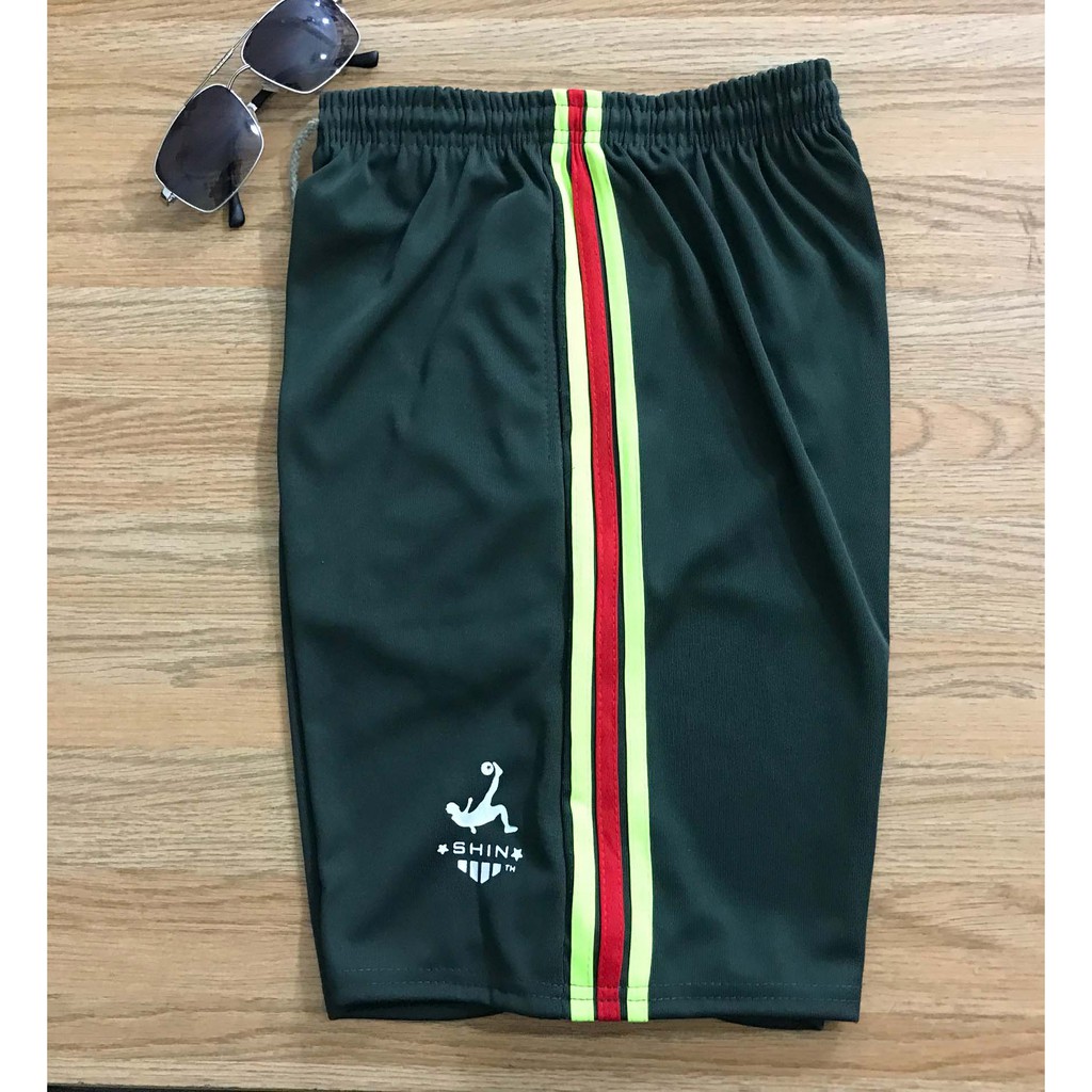 Quần đùi thể thao 3 sọc mềm mịm, tạo cảm giác thoải mái khi vân động thể thao | BigBuy360 - bigbuy360.vn