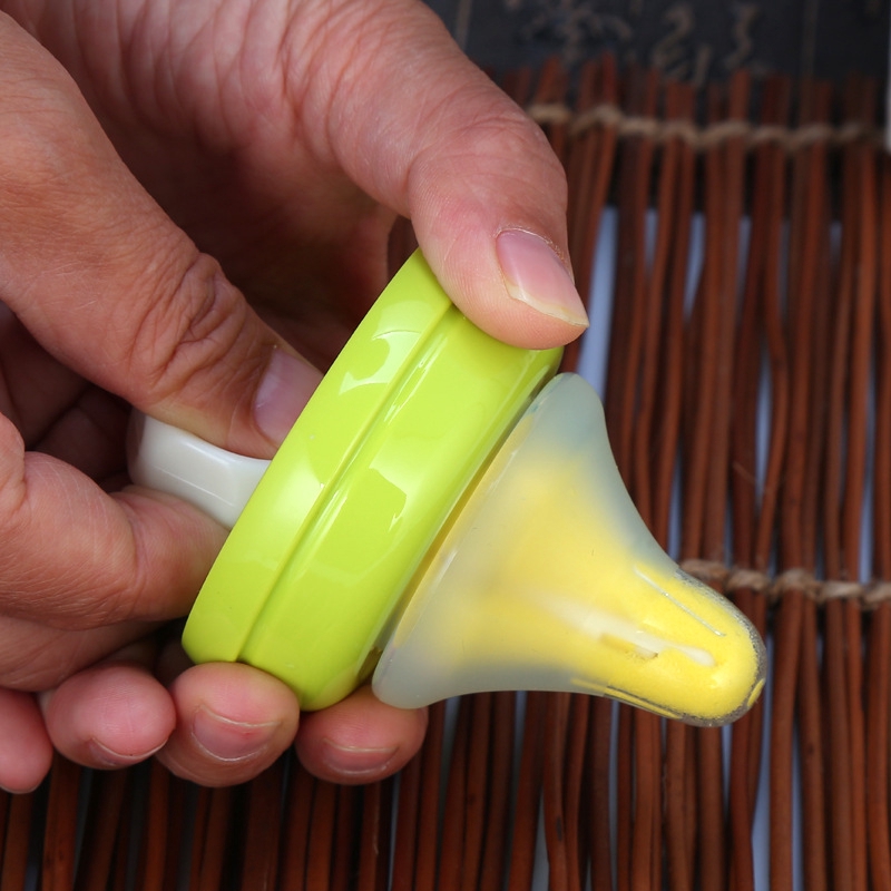 Miếng mút xốp nhỏ và nhẹ làm sạch nắp bình sữa cho bé tiện dụng