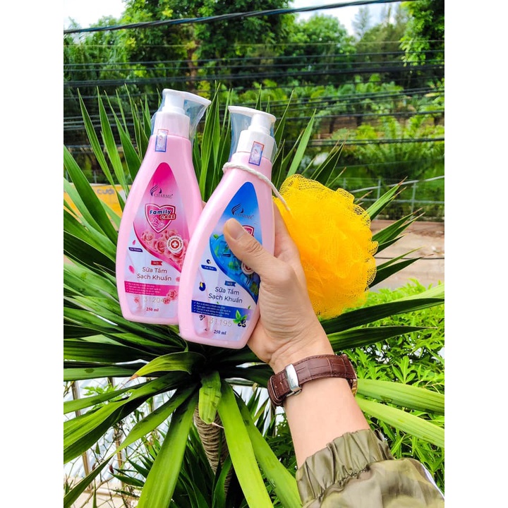 2 CHAI - SỮA TẮM KHÁNG KHUẨN GIA ĐÌNH FAMILY CARE