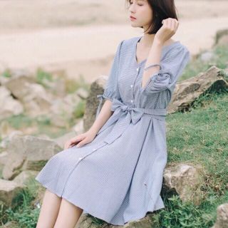 ĐẦM CỔ V FORM XÒE KÈM DÂY CỘT