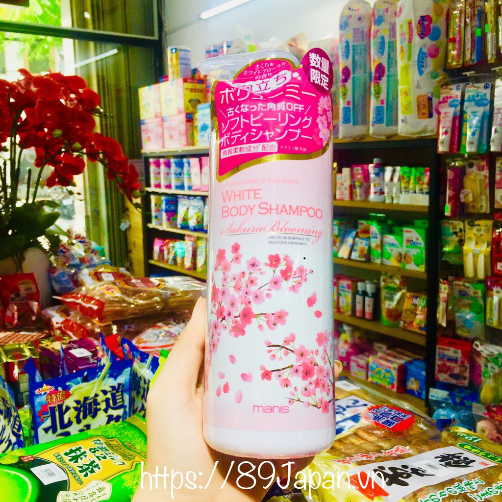 Sữa tắm trắng da Manis hương hoa Sakura 450ml