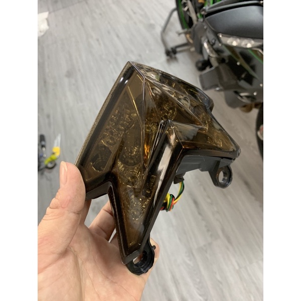 Đèn hậu tích hợp xi nhan cho xe kawasaki Z800 - ZX6R