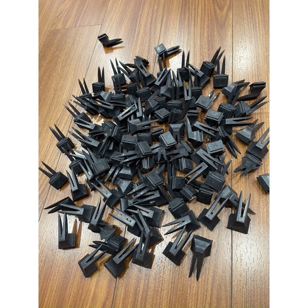 Xiên chuối nhựa đen-trắng dành cho lồng chim chào mào