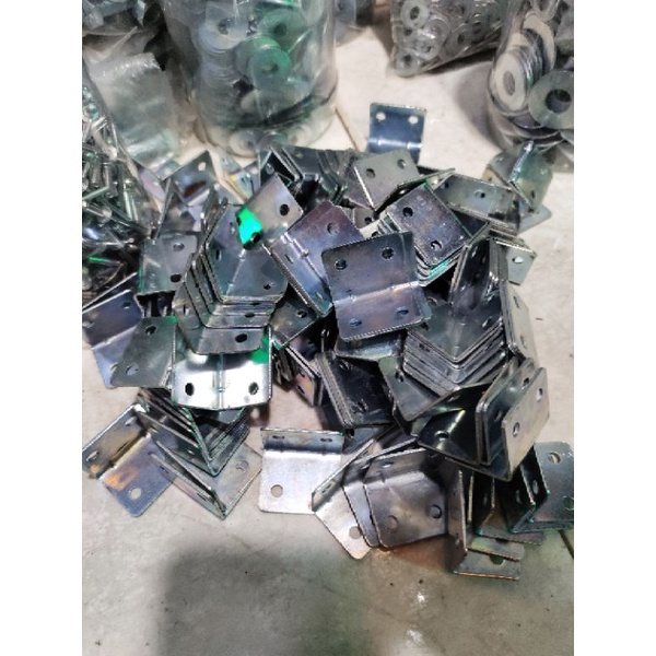 1 cái ke 4 lỗ rộng 3,5cm