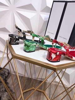 Sandal xỏ ngón đá