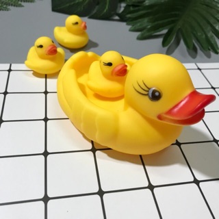 đàn vịt 1 mẹ 3 con thả bồn tắm cho bé